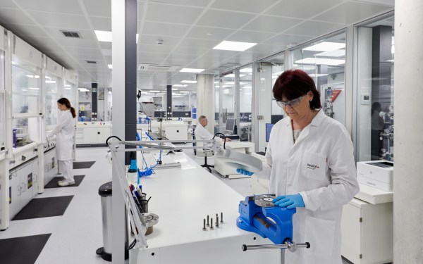 Tres personas trabajando en un laboratorio